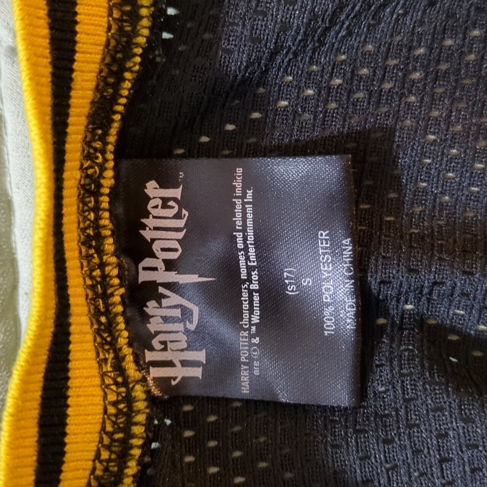 Harry Potter Hogwarts Jersey Youth size S color black and yellow - Picture 5 of 5